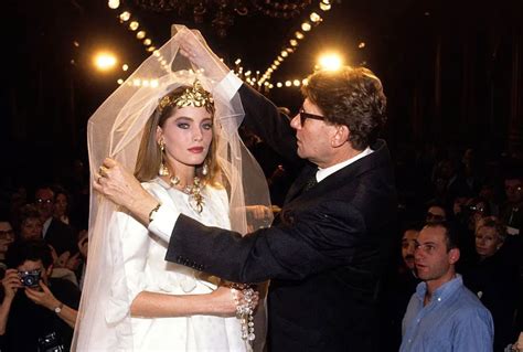 16 indimenticabili abiti da sposa Yves Saint Laurent .